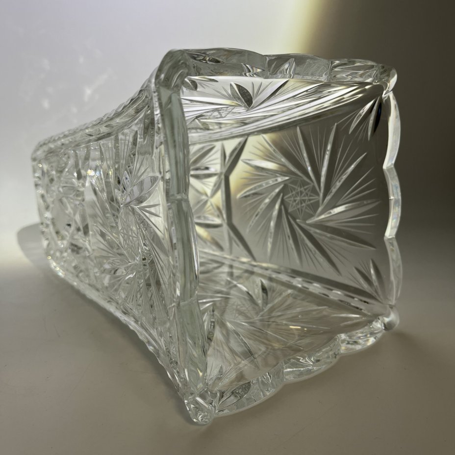 Ваза квадратной формы, украшенная рельефным резным декором