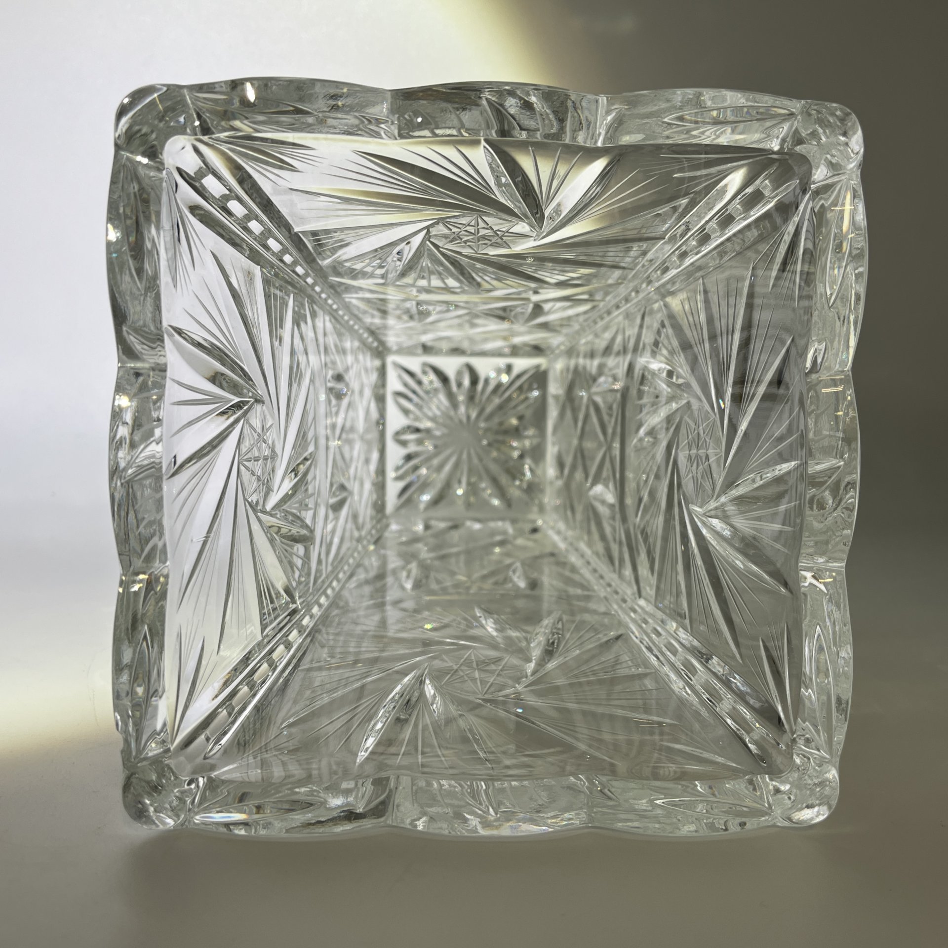 Ваза квадратной формы, украшенная рельефным резным декором