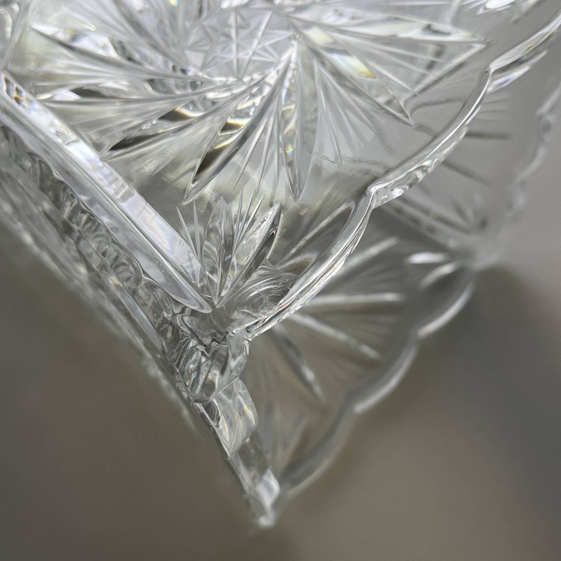 Ваза квадратной формы, украшенная рельефным резным декором