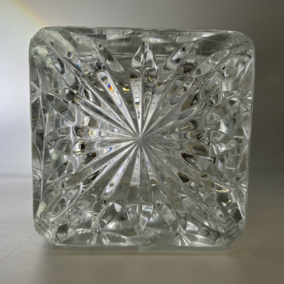 Ваза квадратной формы, украшенная рельефным резным декором