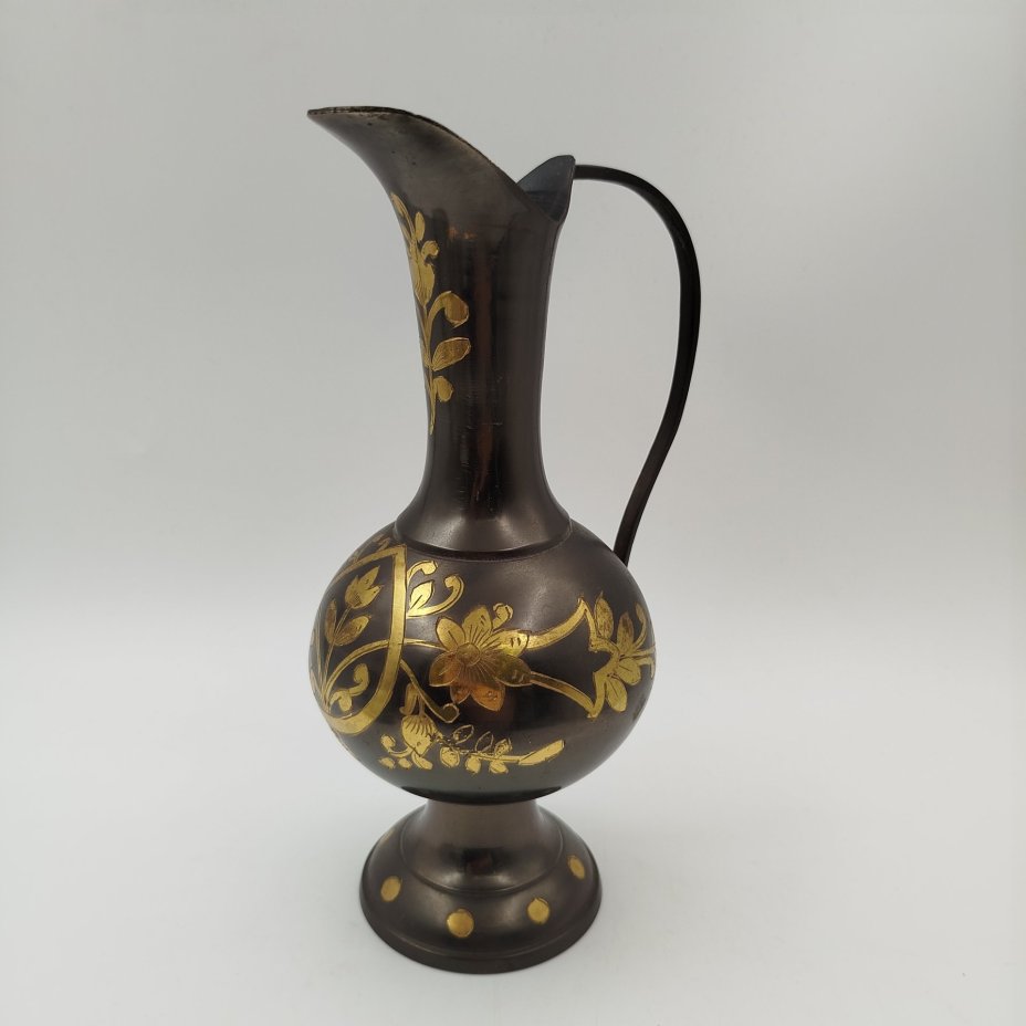 Кувшин с растительным декором в восточном стиле