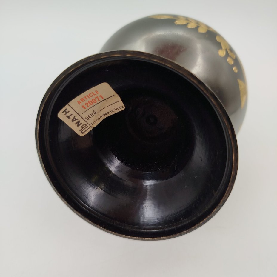 Кувшин с растительным декором в восточном стиле