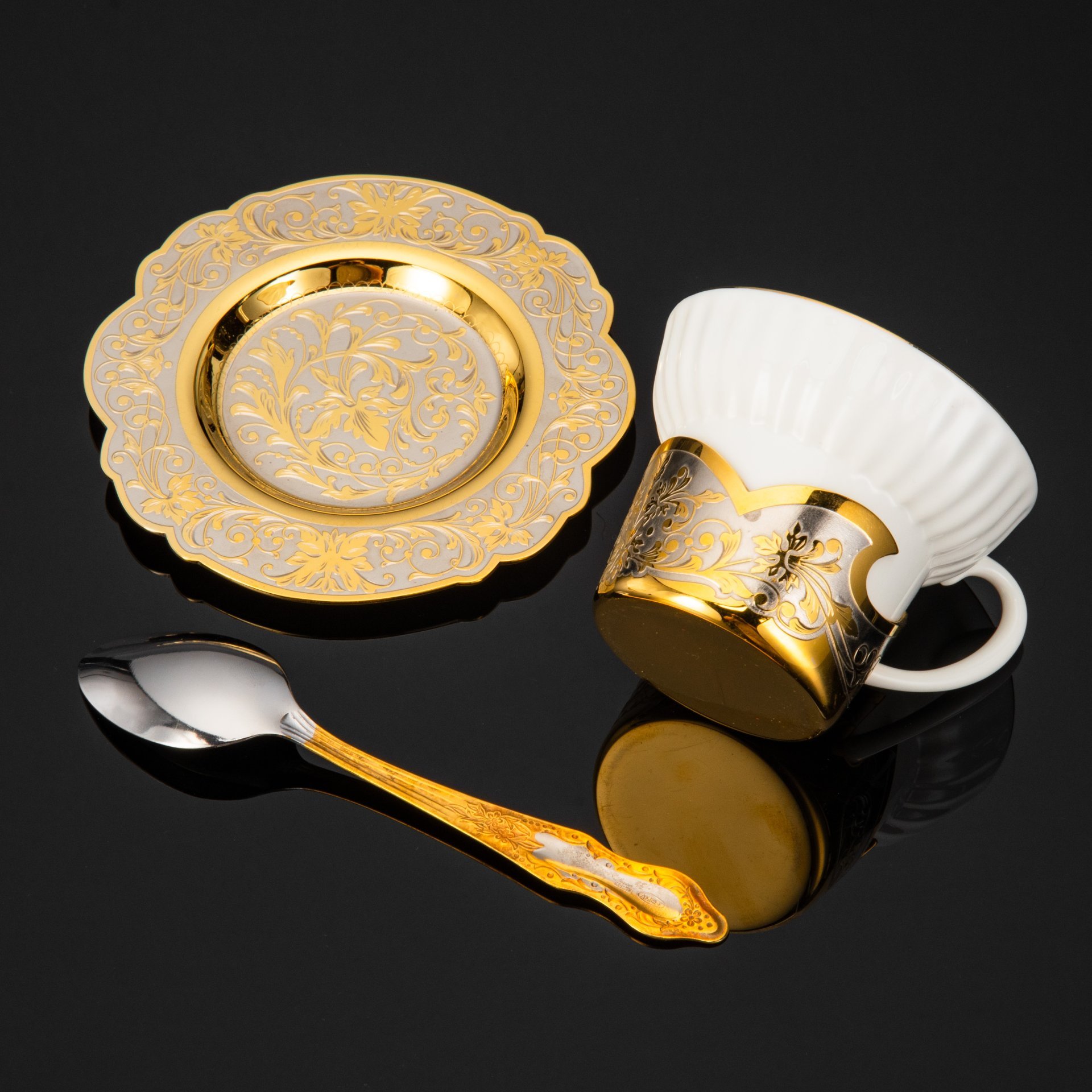 Набор для чая (чайная пара) в подарочном кофре, латунь, золочение, никелирование, травление, гравирование, фарфор, Златоустовская оружейная компания, Российская Федерация, 2010-2015 гг.