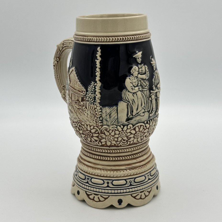 Кружка пивная, украшенная сценой флирта в трактире (кумушки и музыкант), Marzi & Remy