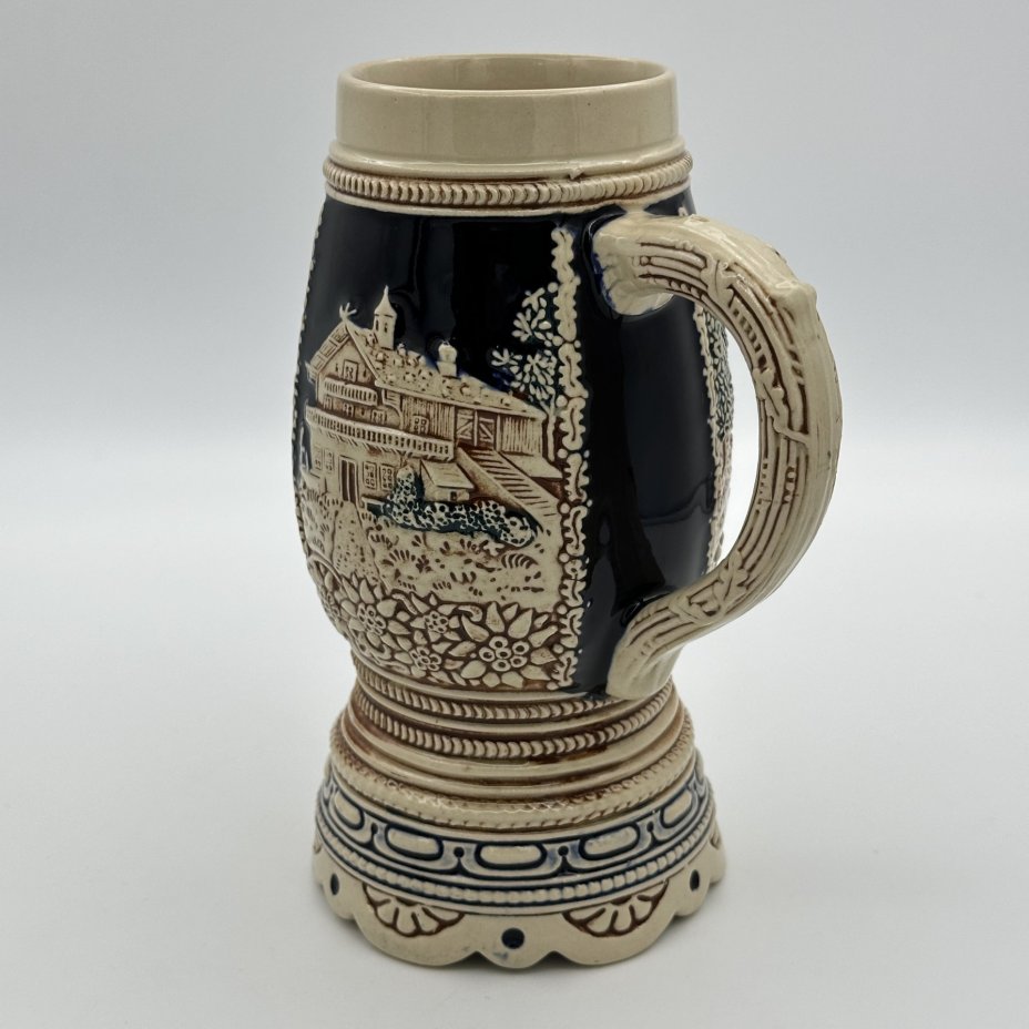 Кружка пивная, украшенная сценой флирта в трактире (кумушки и музыкант), Marzi & Remy