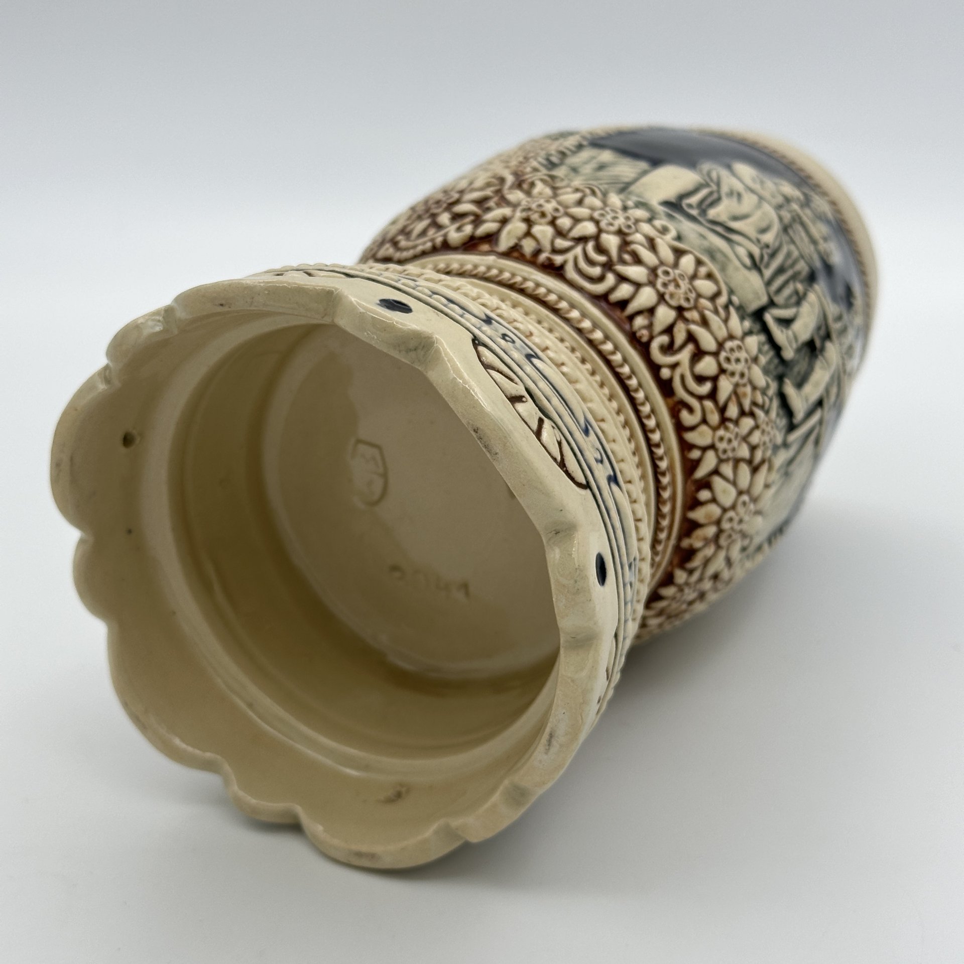 Кружка пивная, украшенная сценой флирта в трактире (кумушки и музыкант), Marzi & Remy