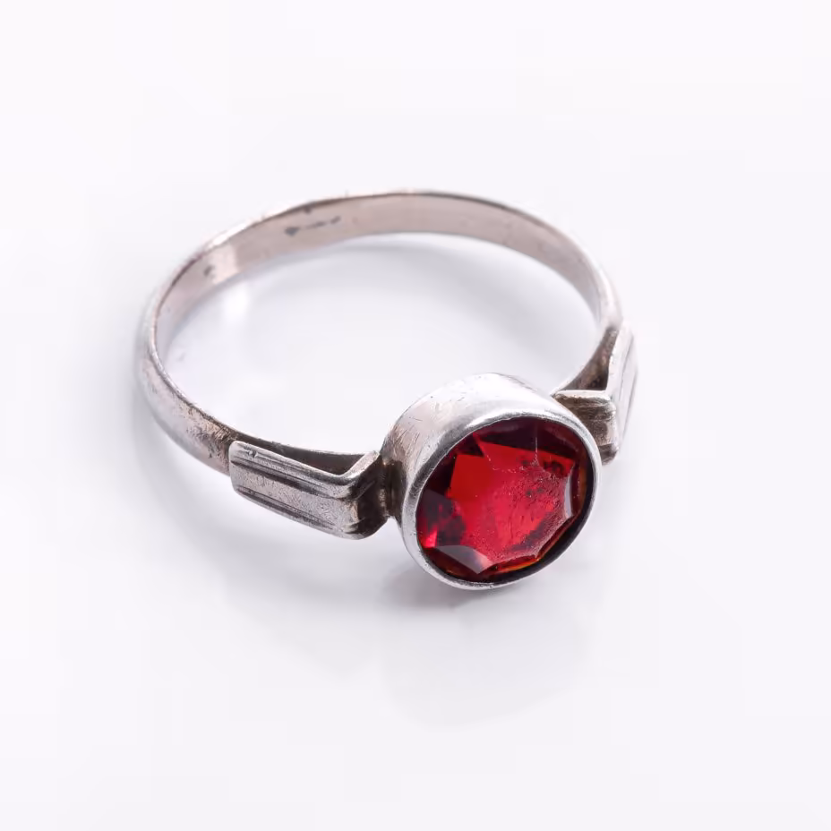 Кольцо, декорированное красной вставкой, серебро 875 пр., СССР, 1970-1990 г.