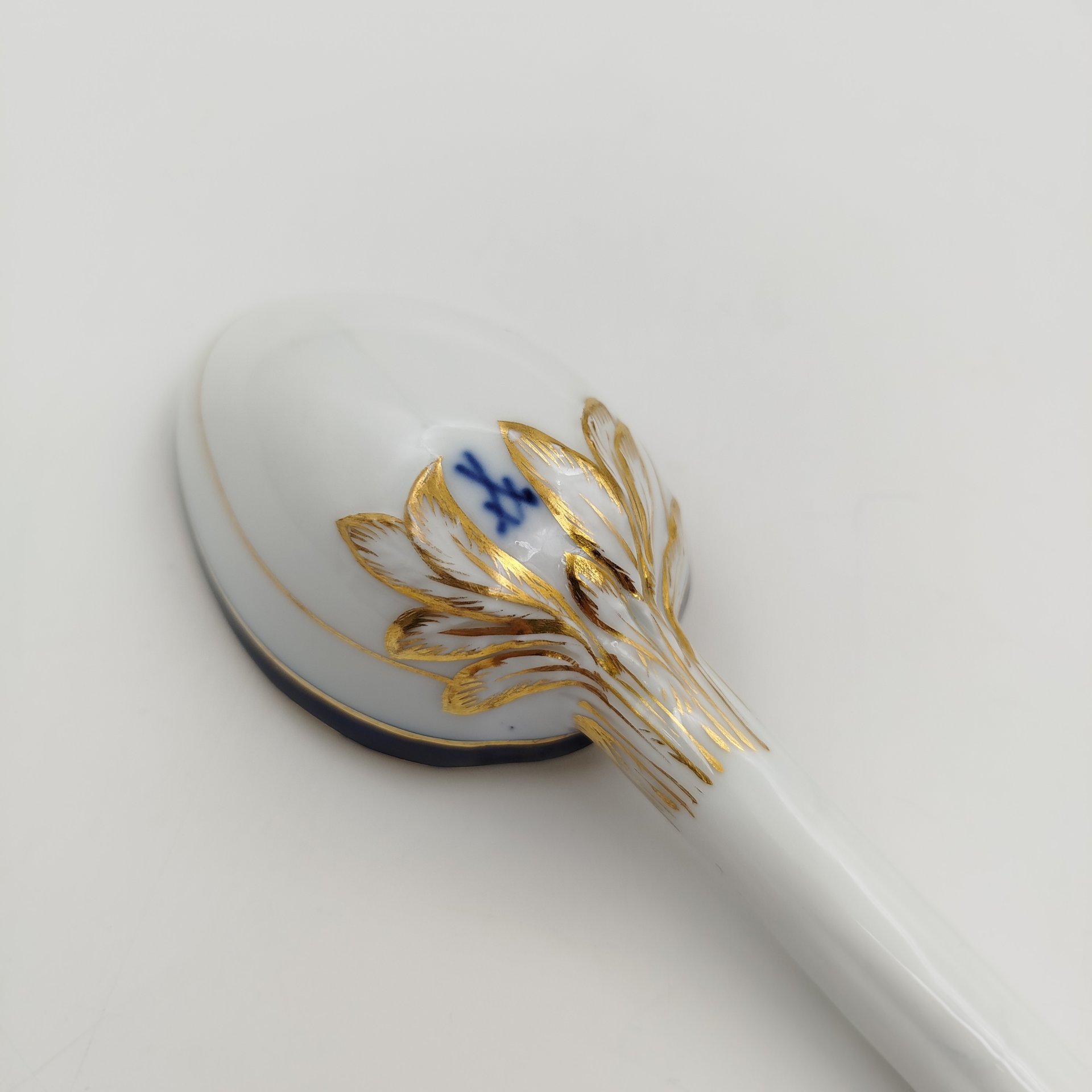 Ложка сервировочная (для соуса) с рельефной ручкой в виде веток, Meissen (Мейсенский фарфор), фарфор, крытье, золочение, Meissener Porzellan (Мейсенский фарфор)