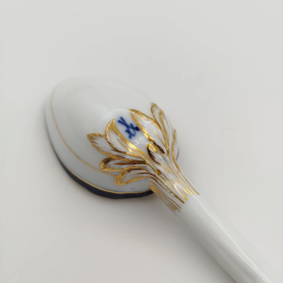 Ложка сервировочная (для соуса) с рельефной ручкой в виде веток, Meissen (Мейсенский фарфор), фарфор, крытье, золочение, Meissener Porzellan (Мейсенский фарфор)