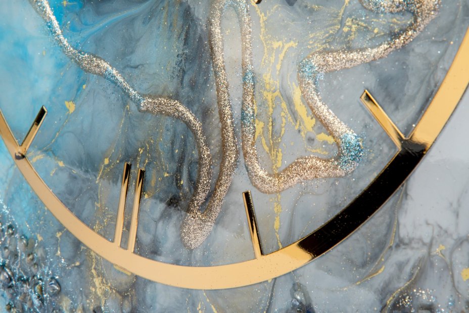 Часы настенные "Зимняя сказка", авторская ручная работа в технике Resin Art, Глянцевое 3D покрытие, натуральный камень, металл, Россия, 2021 г.