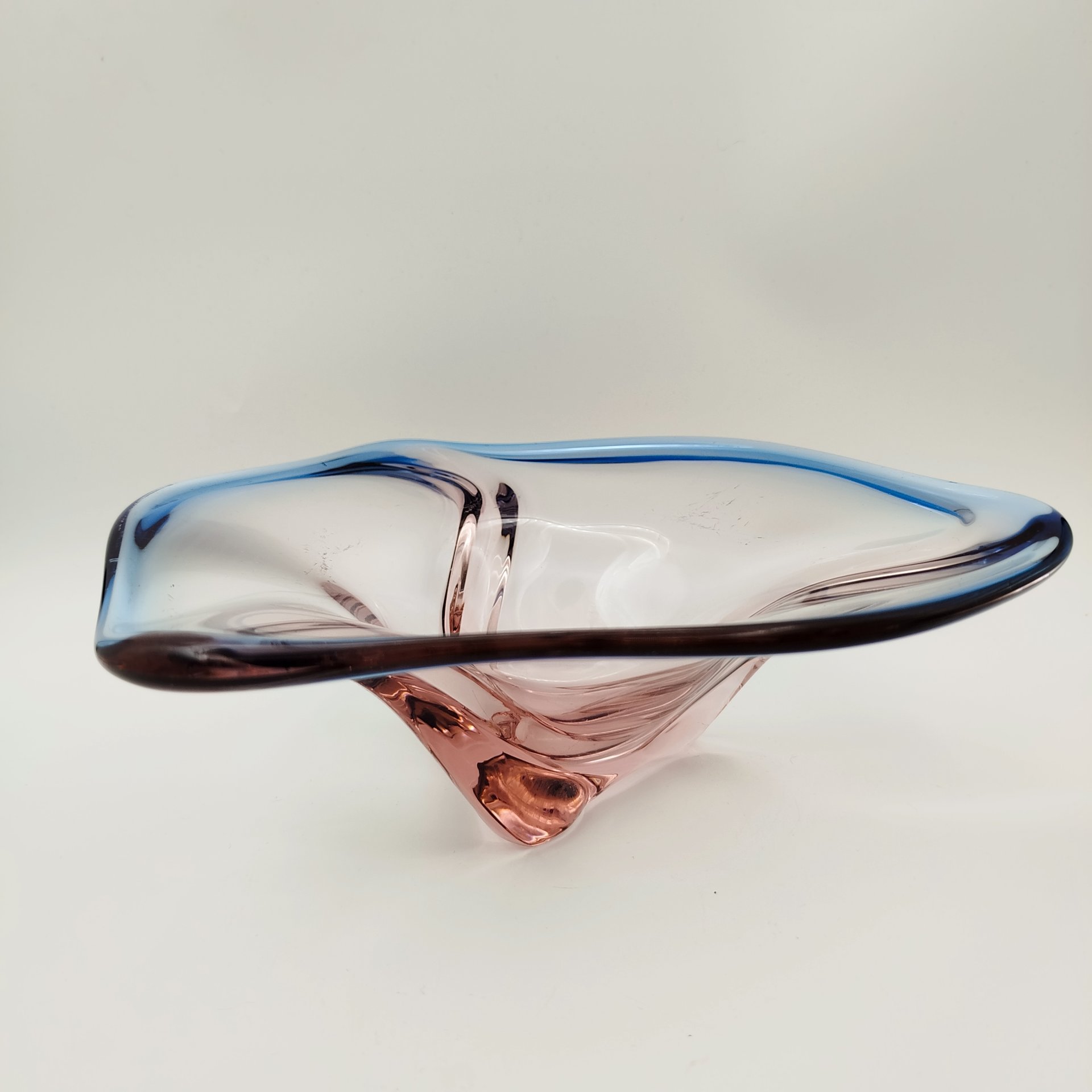 Ваза (фруктовница), выполненная в розовом и голубом оттенках