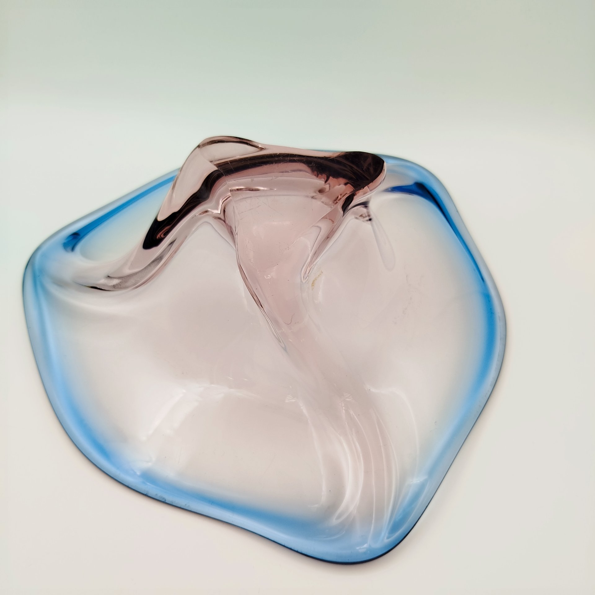 Ваза (фруктовница), выполненная в розовом и голубом оттенках