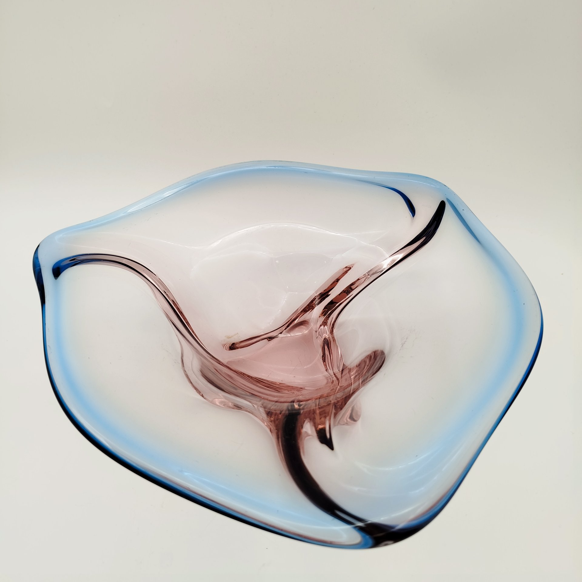 Ваза (фруктовница), выполненная в розовом и голубом оттенках