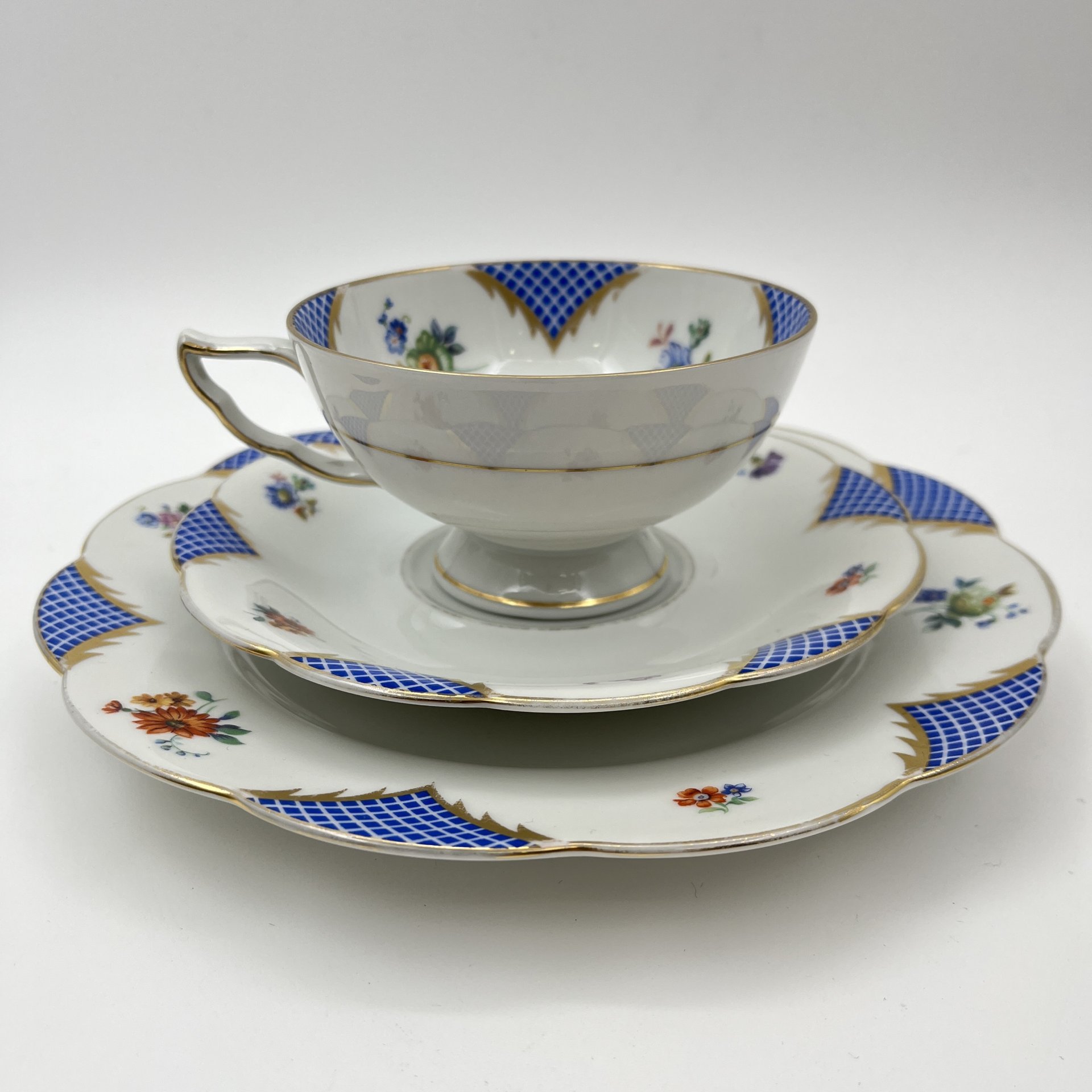 Трио чайное, украшенное цветочным декором, Ullersricht Weiden, фарфор, деколь, золочение, Bavaria Porzellan, Германия, 1930-1950 гг.