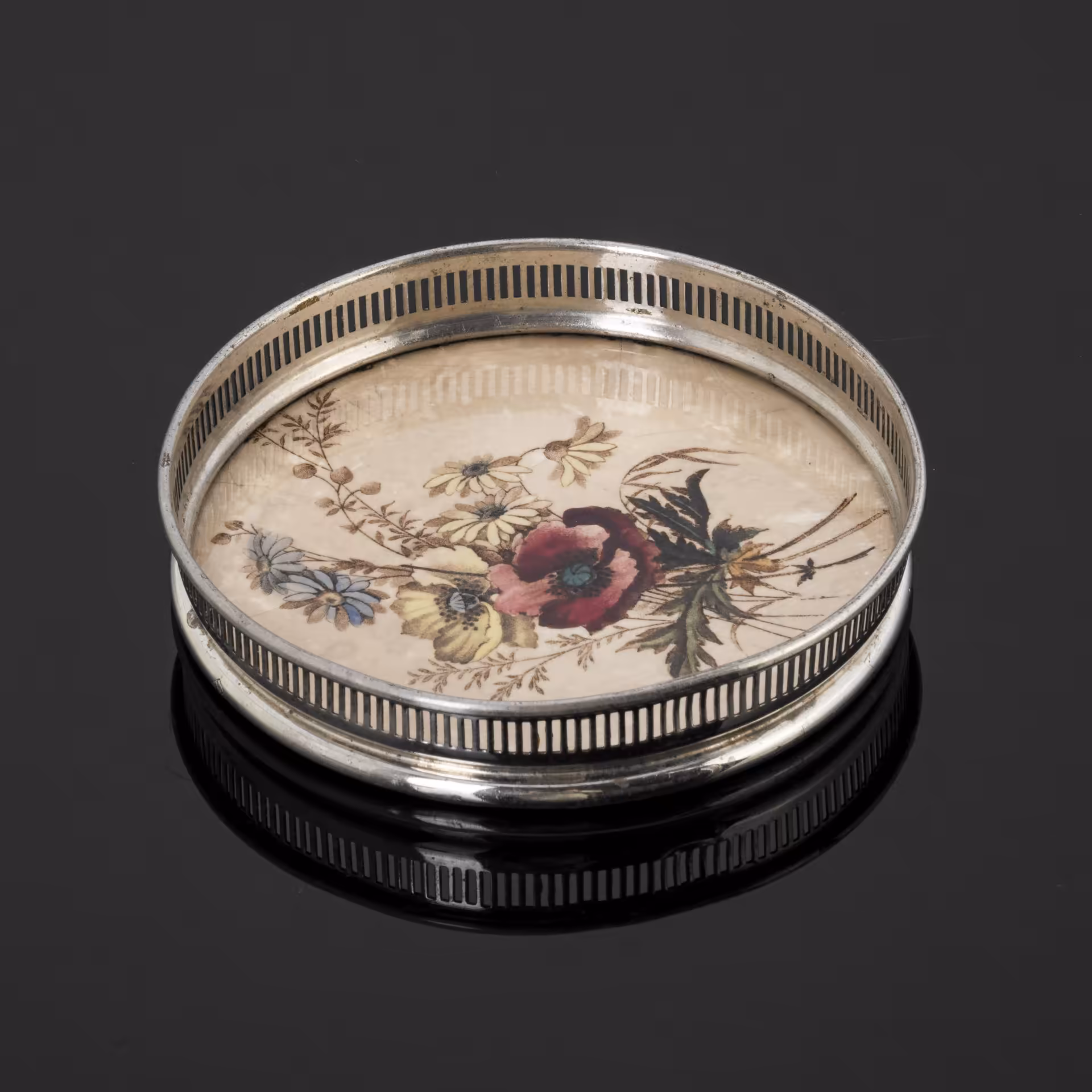Подставка для бутылки, декорированная цветами