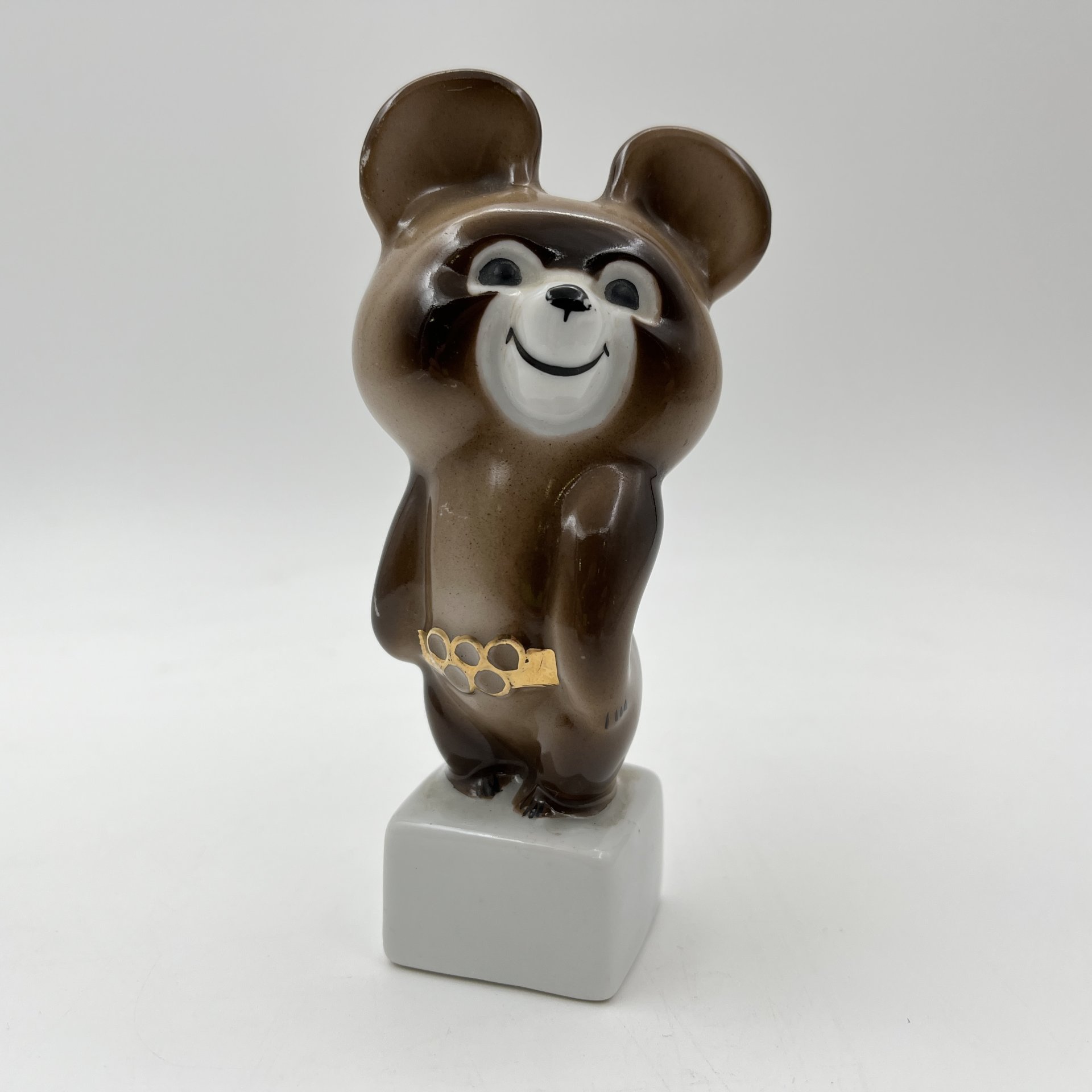 Статуэтка "Олимпийский мишка", фарфор, аэрография, золочение, Дмитровский фарфоровый завод (ДФЗ Вербилки), СССР, 1980 г.