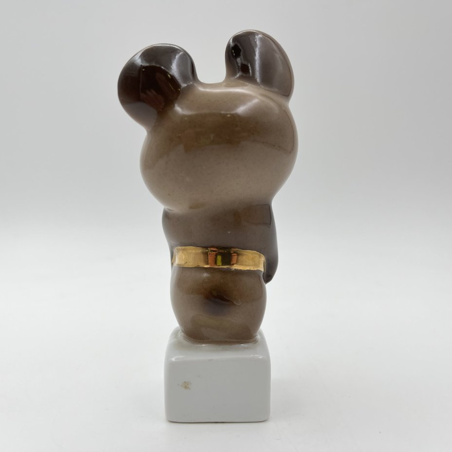 Статуэтка "Олимпийский мишка", фарфор, аэрография, золочение, Дмитровский фарфоровый завод (ДФЗ Вербилки), СССР, 1980 г.