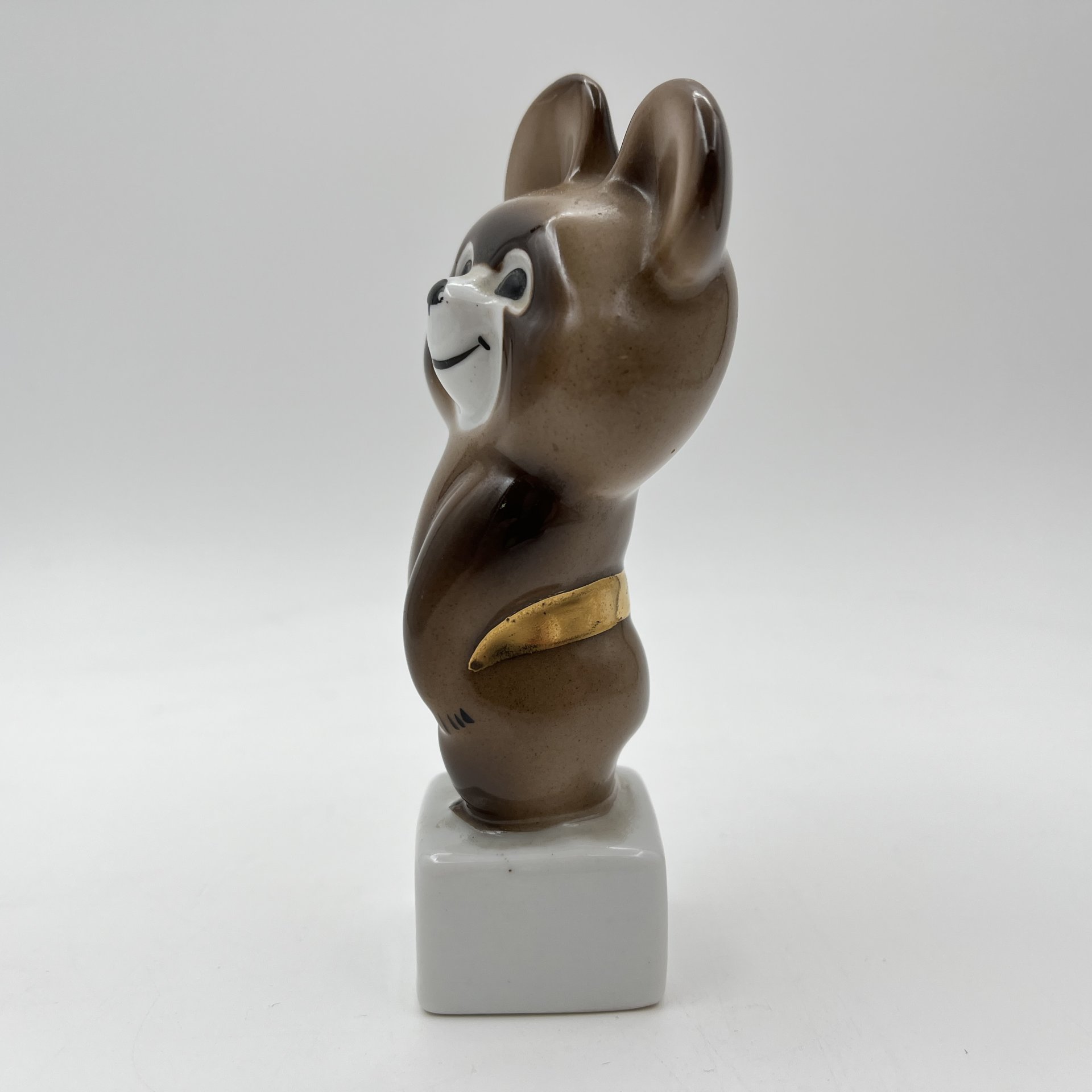 Статуэтка "Олимпийский мишка", фарфор, аэрография, золочение, Дмитровский фарфоровый завод (ДФЗ Вербилки), СССР, 1980 г.