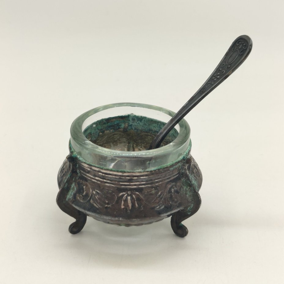 Солонка с цветочным орнаментом и миниатюрной ложечкой, мНЦ (медь-никель-цинк), стекло, Мстерский завод художественных изделий «Ювелир», СССР, 1960-1990 гг.