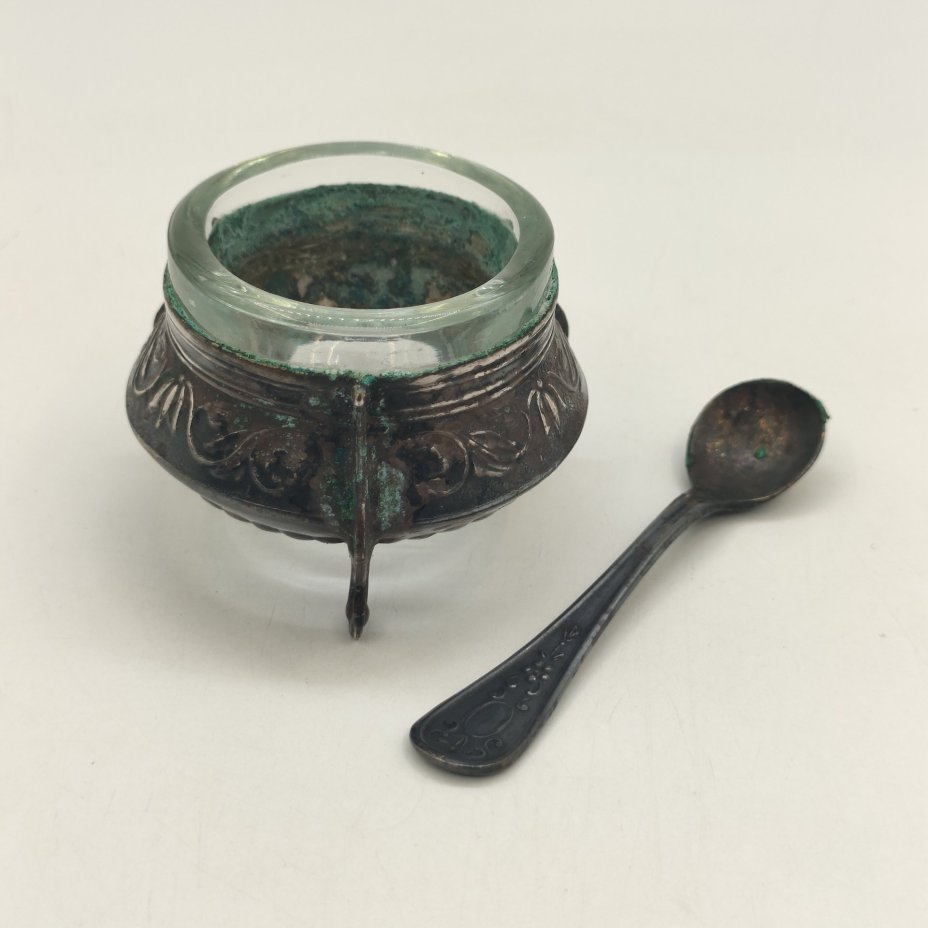 Солонка с цветочным орнаментом и миниатюрной ложечкой, мНЦ (медь-никель-цинк), стекло, Мстерский завод художественных изделий «Ювелир», СССР, 1960-1990 гг.