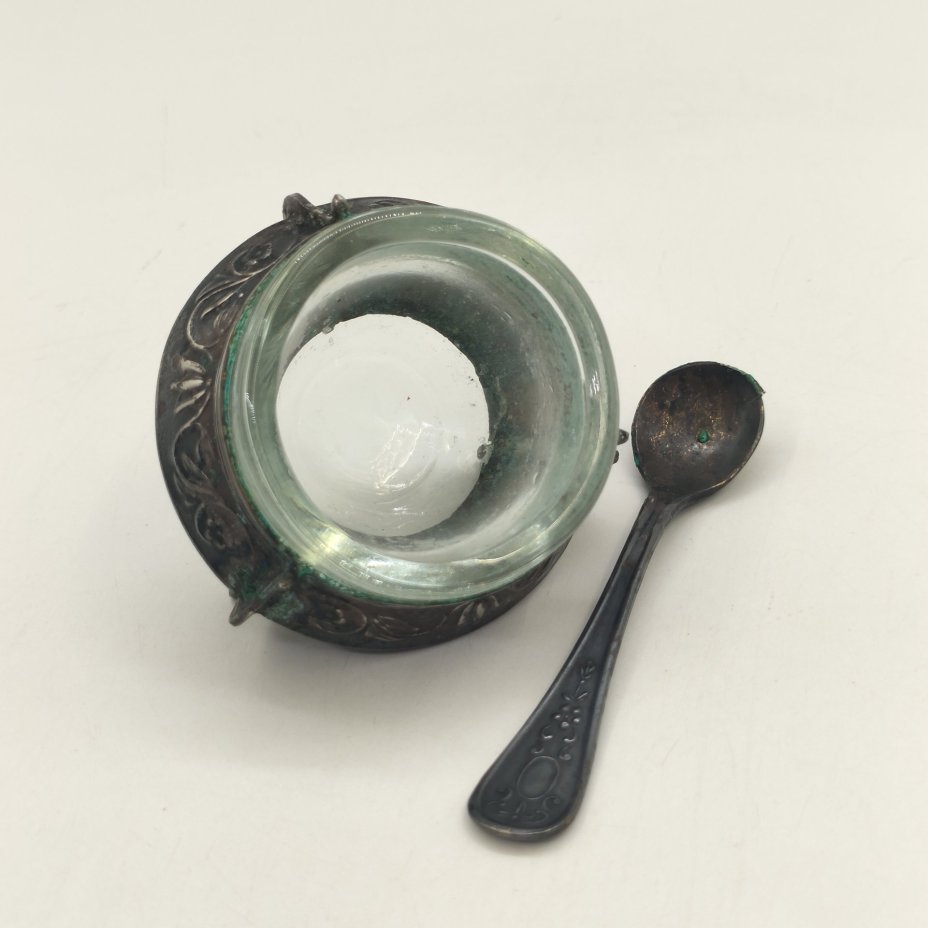 Солонка с цветочным орнаментом и миниатюрной ложечкой, мНЦ (медь-никель-цинк), стекло, Мстерский завод художественных изделий «Ювелир», СССР, 1960-1990 гг.