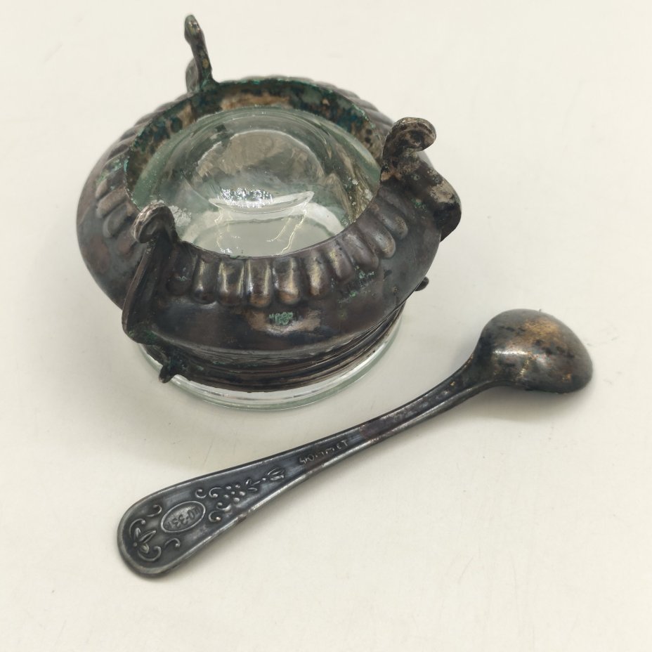 Солонка с цветочным орнаментом и миниатюрной ложечкой, мНЦ (медь-никель-цинк), стекло, Мстерский завод художественных изделий «Ювелир», СССР, 1960-1990 гг.