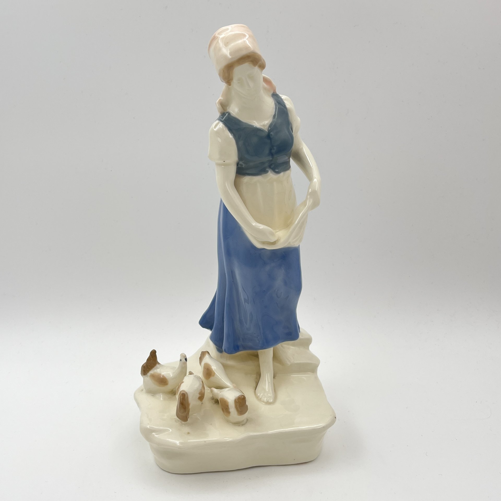 Статуэтка "Девушка, кормящая кур", фаянс, роспись, Западная Европа, 1950-1970 гг.