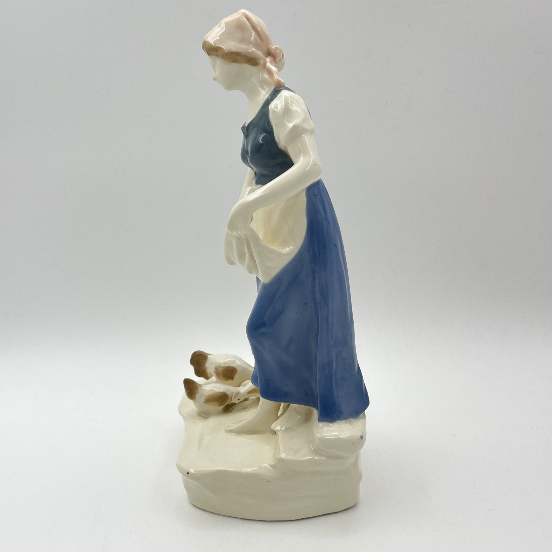 Статуэтка "Девушка, кормящая кур", фаянс, роспись, Западная Европа, 1950-1970 гг.