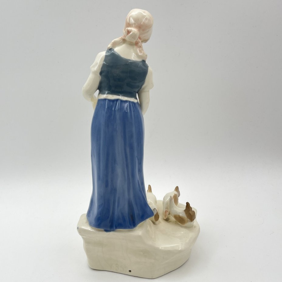 Статуэтка "Девушка, кормящая кур"