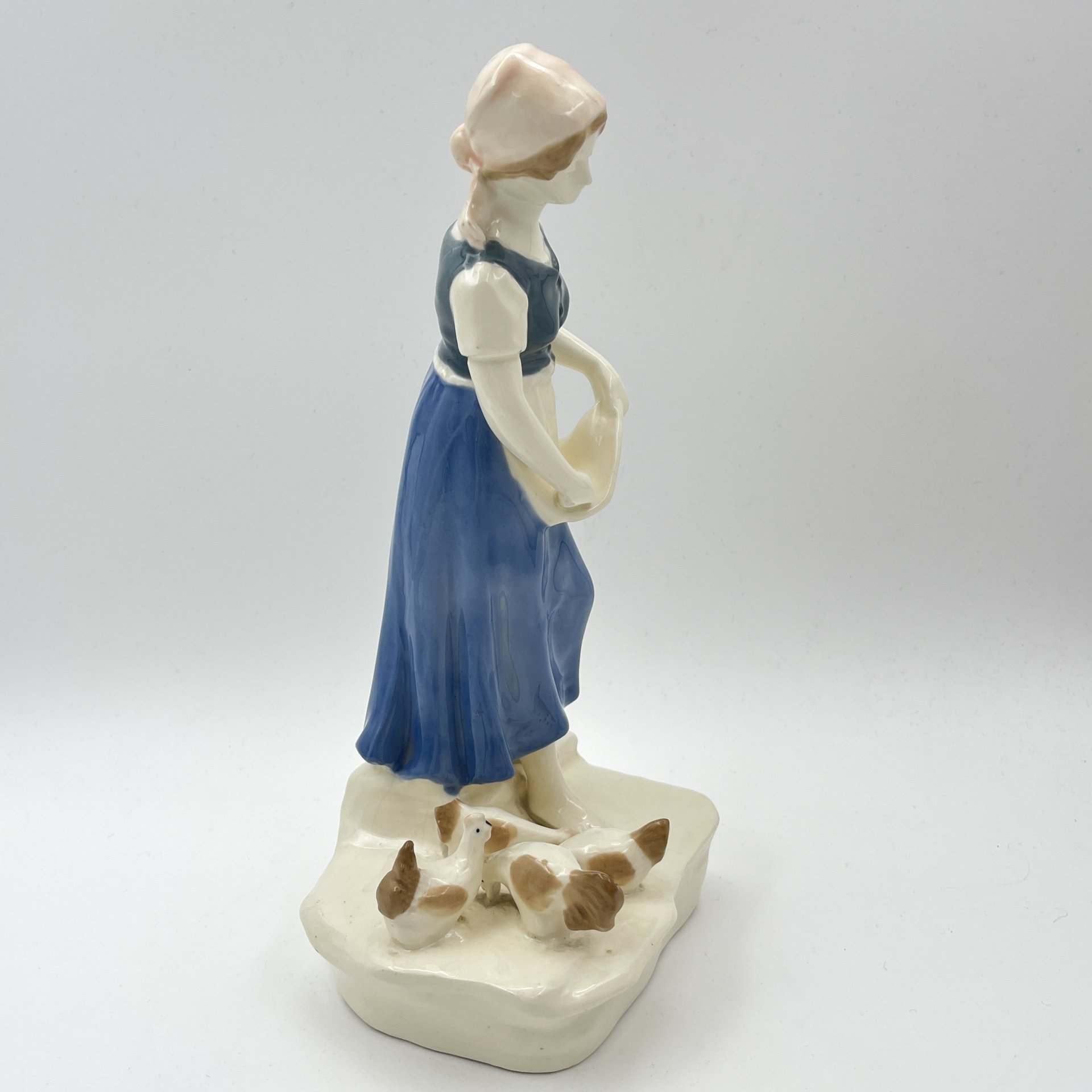 Статуэтка "Девушка, кормящая кур", фаянс, роспись, Западная Европа, 1950-1970 гг.