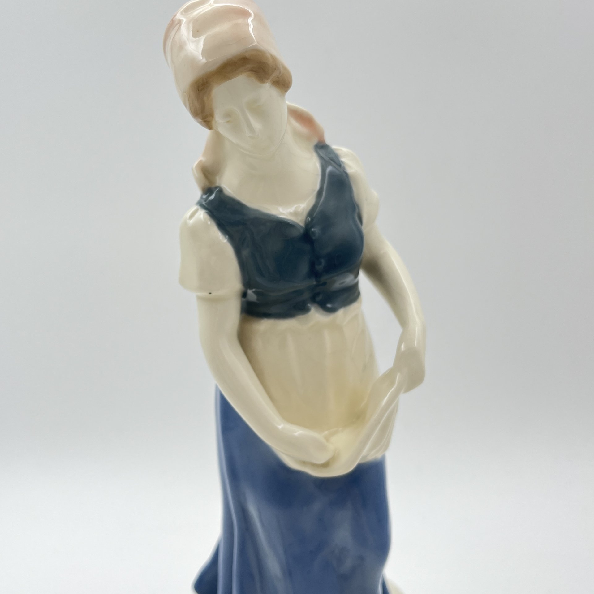 Статуэтка "Девушка, кормящая кур", фаянс, роспись, Западная Европа, 1950-1970 гг.