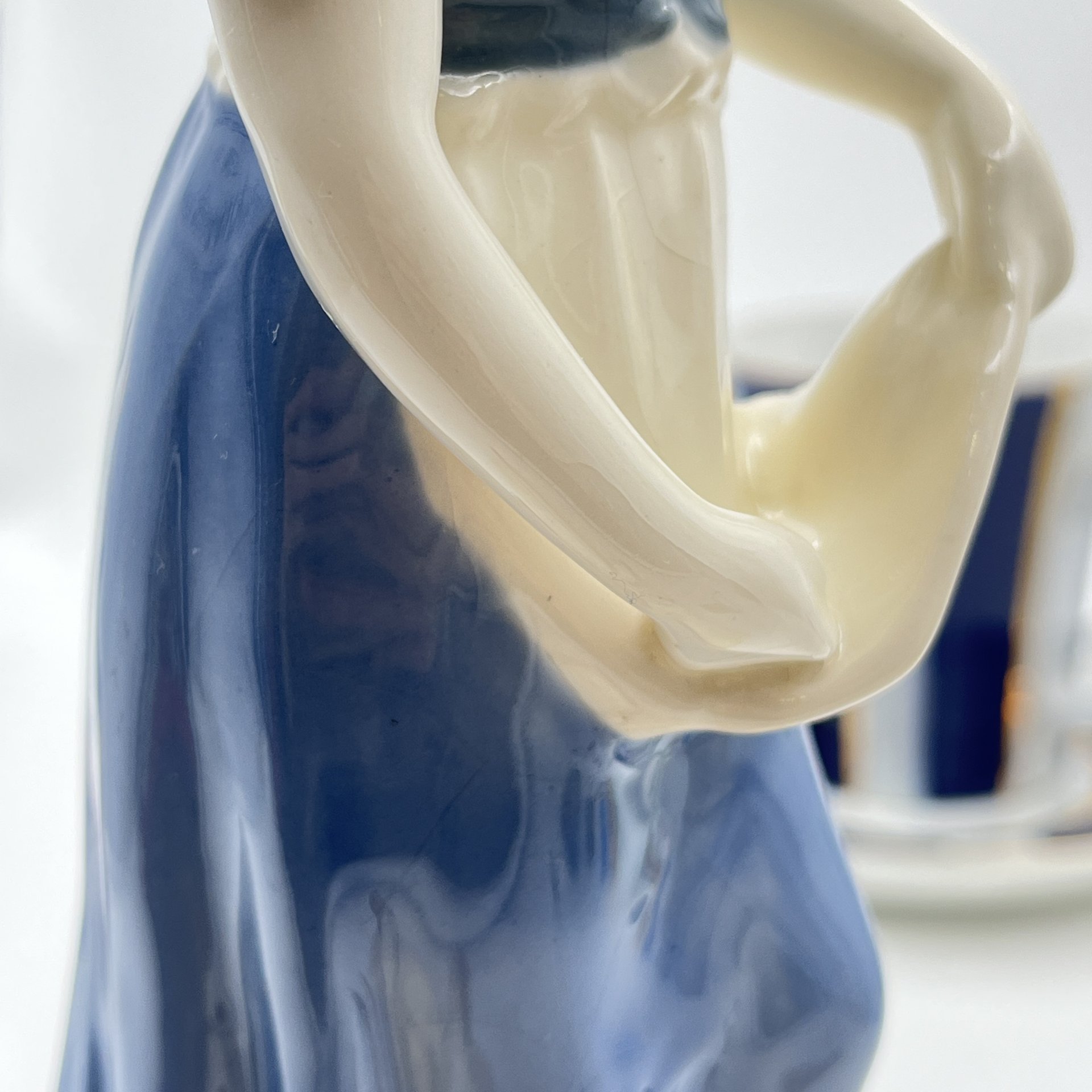 Статуэтка "Девушка, кормящая кур", фаянс, роспись, Западная Европа, 1950-1970 гг.