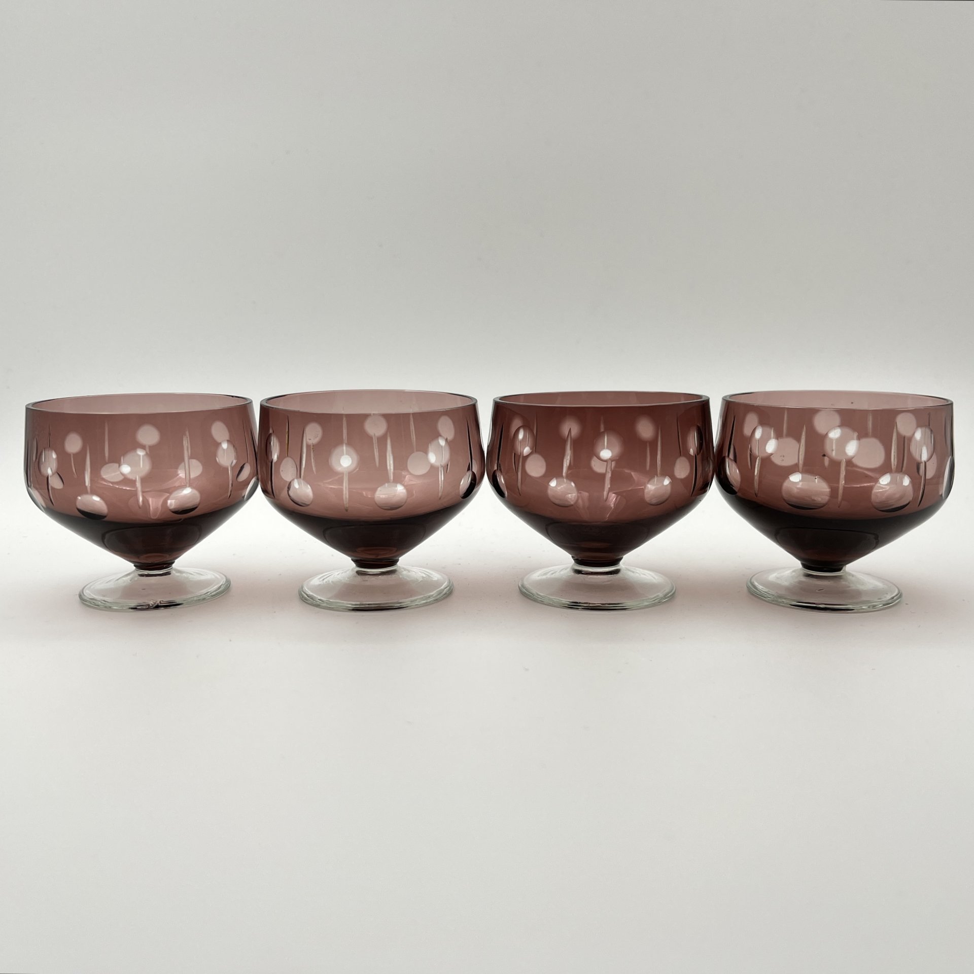Набор бокалов для ликера/десертного вина марганцевого цвета на 4 персоны, стекло, резьба, Борисовский хрустальный завод им. Ф.Э. Дзержинского, СССР, 1970-1990 гг.