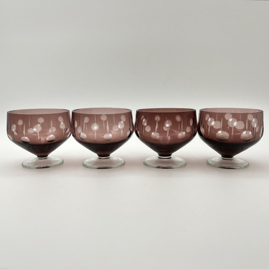 Набор бокалов для ликера/десертного вина марганцевого цвета на 4 персоны, стекло, резьба, Борисовский хрустальный завод им. Ф.Э. Дзержинского, СССР, 1970-1990 гг.