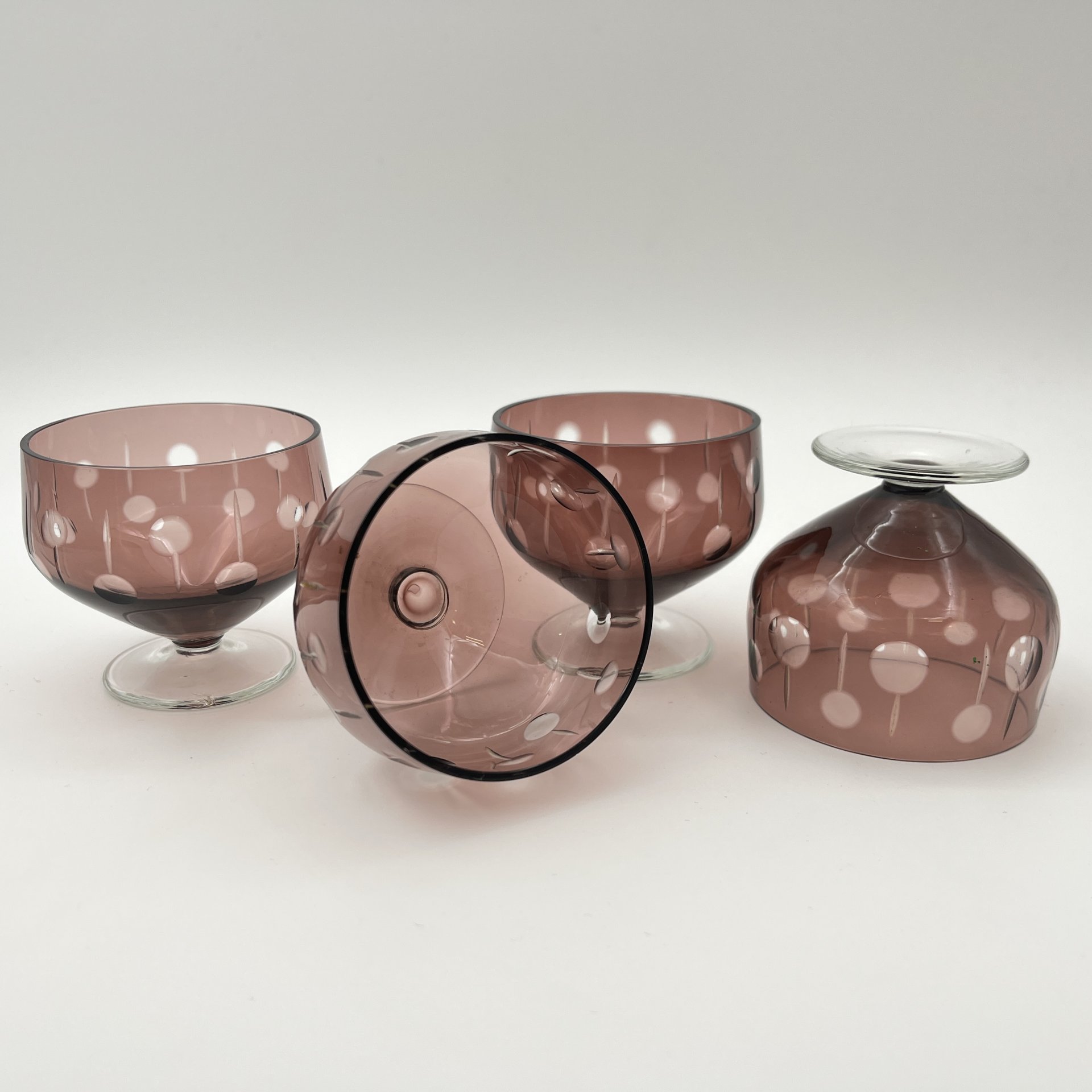 Набор бокалов для ликера/десертного вина марганцевого цвета на 4 персоны, стекло, резьба, Борисовский хрустальный завод им. Ф.Э. Дзержинского, СССР, 1970-1990 гг.