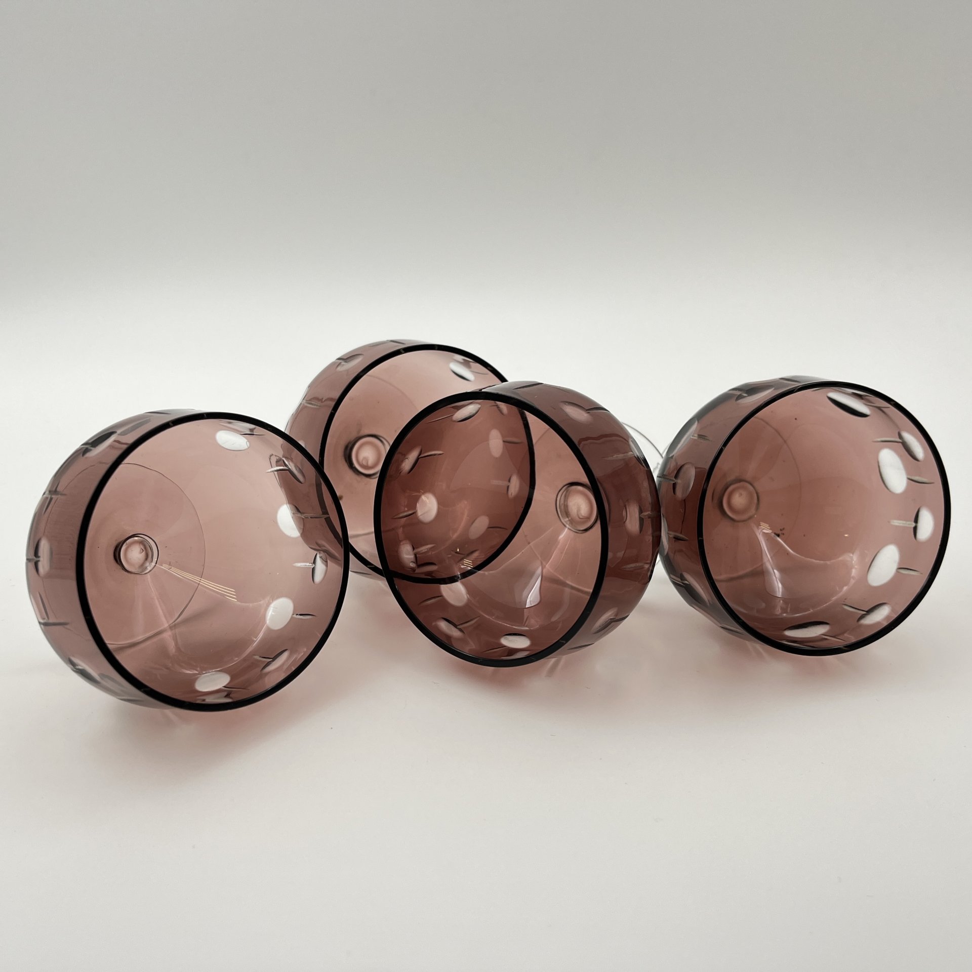 Набор бокалов для ликера/десертного вина марганцевого цвета на 4 персоны, стекло, резьба, Борисовский хрустальный завод им. Ф.Э. Дзержинского, СССР, 1970-1990 гг.