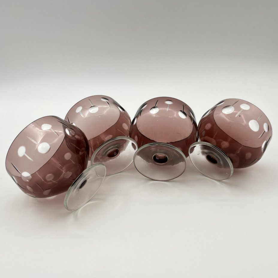 Набор бокалов для ликера/десертного вина марганцевого цвета на 4 персоны, стекло, резьба, Борисовский хрустальный завод им. Ф.Э. Дзержинского, СССР, 1970-1990 гг.