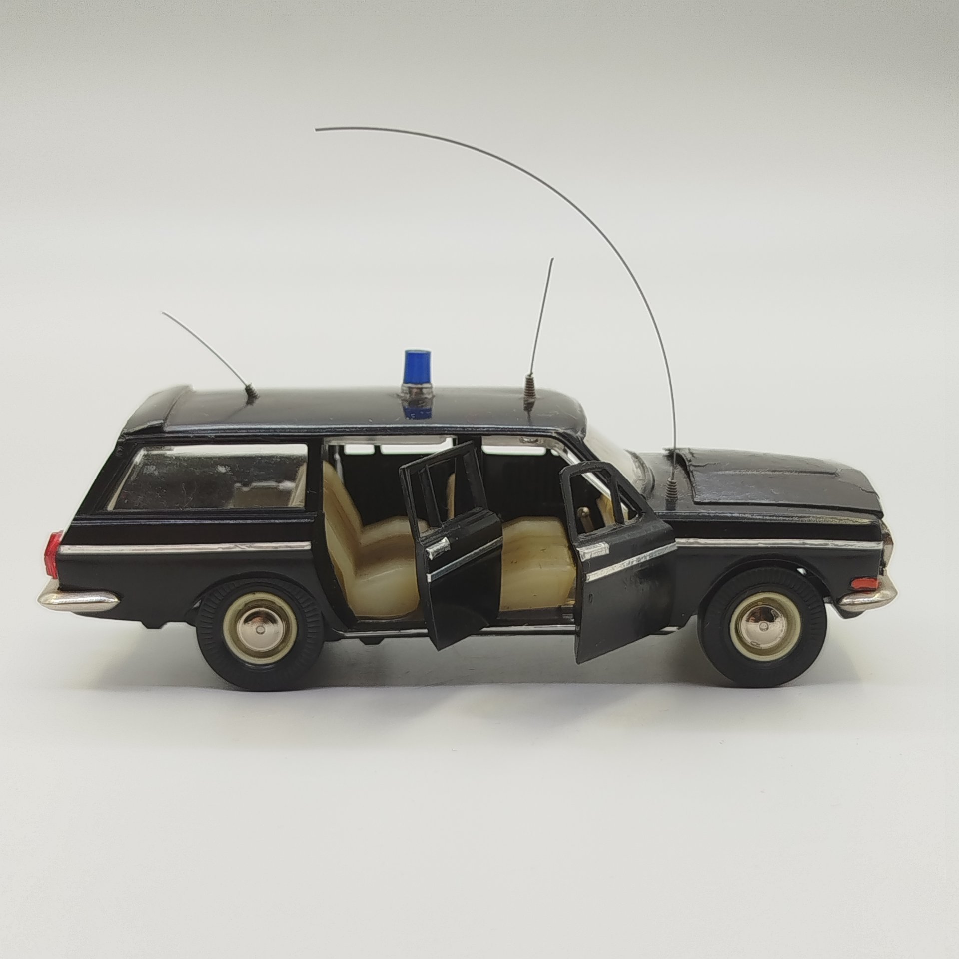 Модель автомобиля "Волга ГАЗ-24-02", модель A13