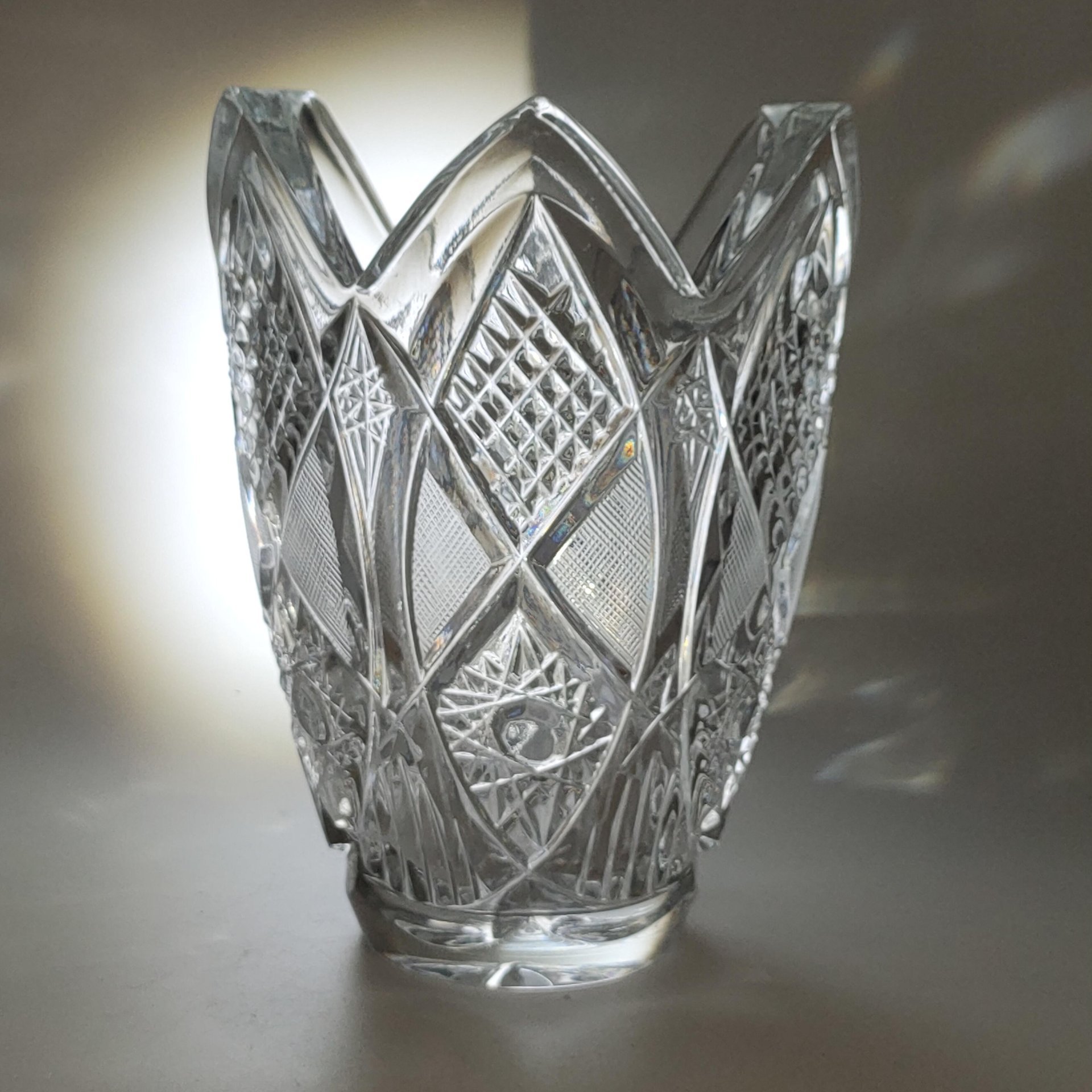 Ваза для цветов с резным геометрическим декором, хрусталь, алмазная грань, Дятьковский хрустальный завод, СССР, 1970-1990 гг.