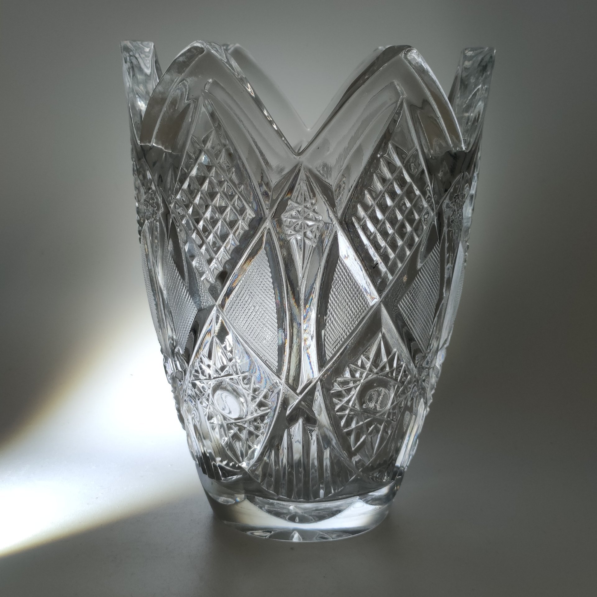 Ваза для цветов с резным геометрическим декором, хрусталь, алмазная грань, Дятьковский хрустальный завод, СССР, 1970-1990 гг.