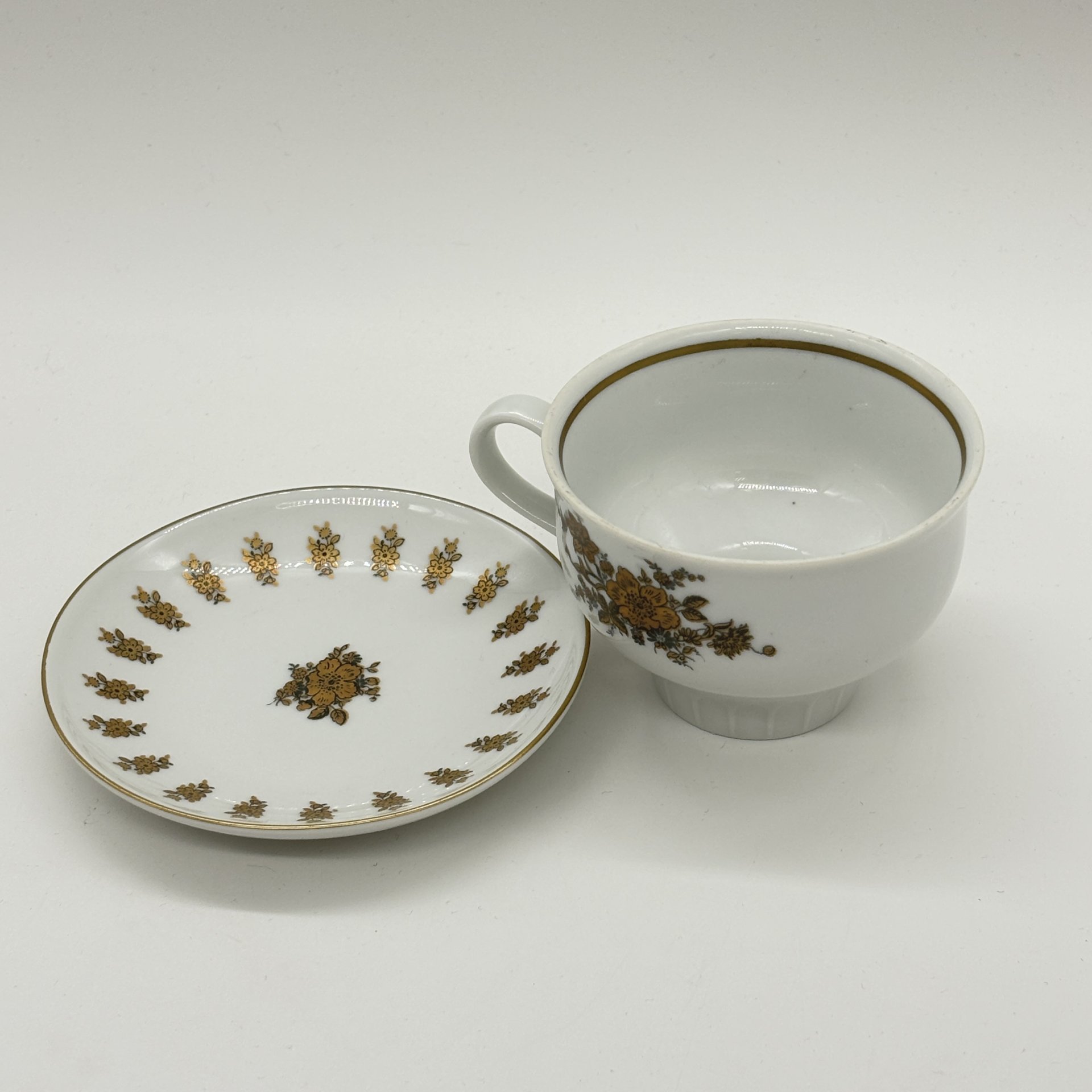 Чайная пара с цветочным декором, фарфор, деколь, золочение, Graf Von Henneberg Porzellan, 1777 Jlmenau, ГДР, 1977-1990 гг., Graf Von Henneberg Porzellan
