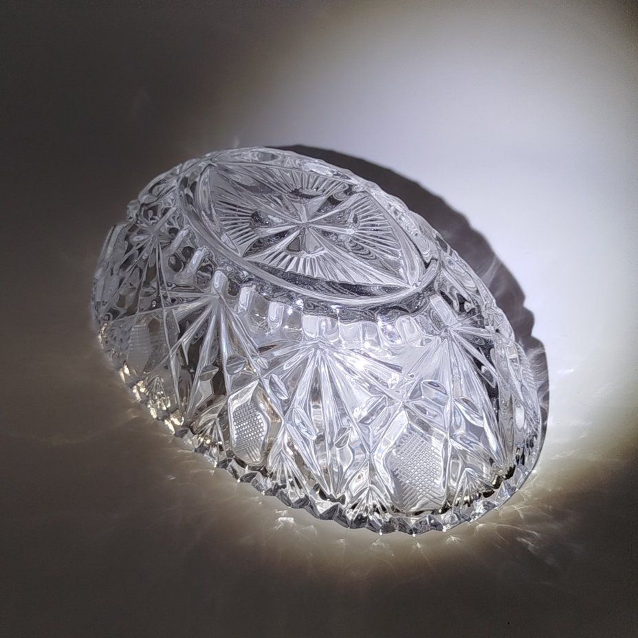 Конфетница (салатник) овальной формы с рельефным декором