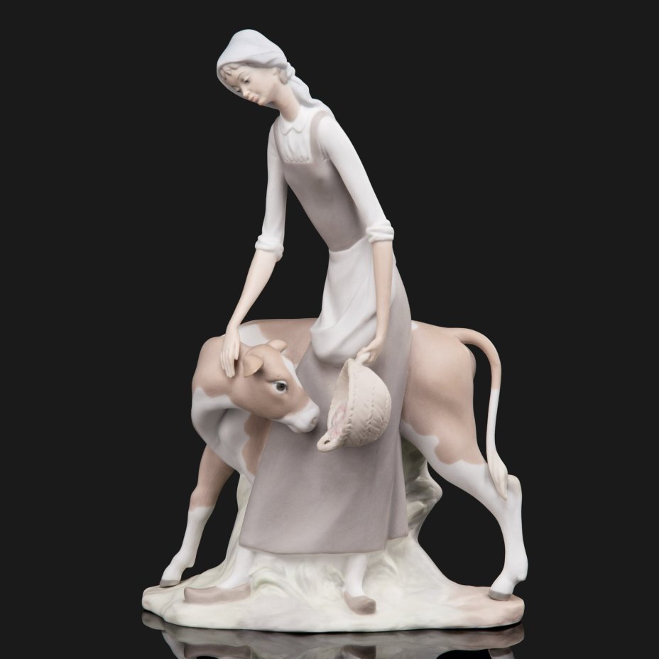 Статуэтка "Девушка кормит теленка", фарфор, бисквит, NAO Porcelain, Испания, 1980-2010 гг., NAO Porcelain