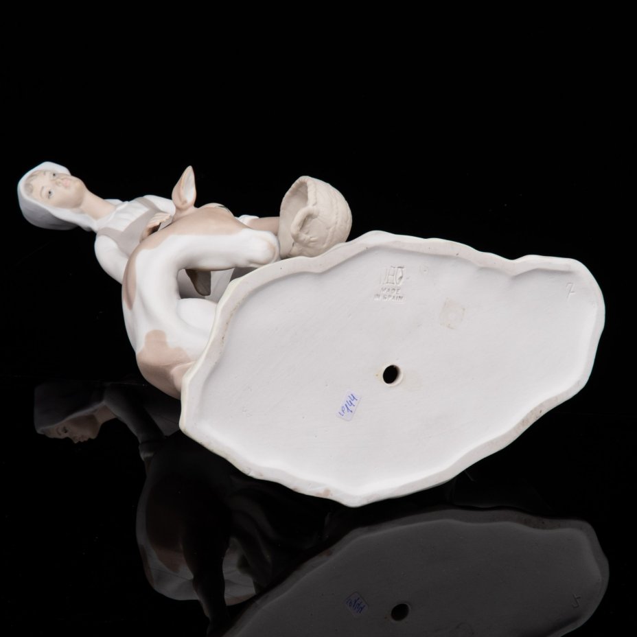 Статуэтка "Девушка кормит теленка", фарфор, бисквит, NAO Porcelain, Испания, 1980-2010 гг., NAO Porcelain