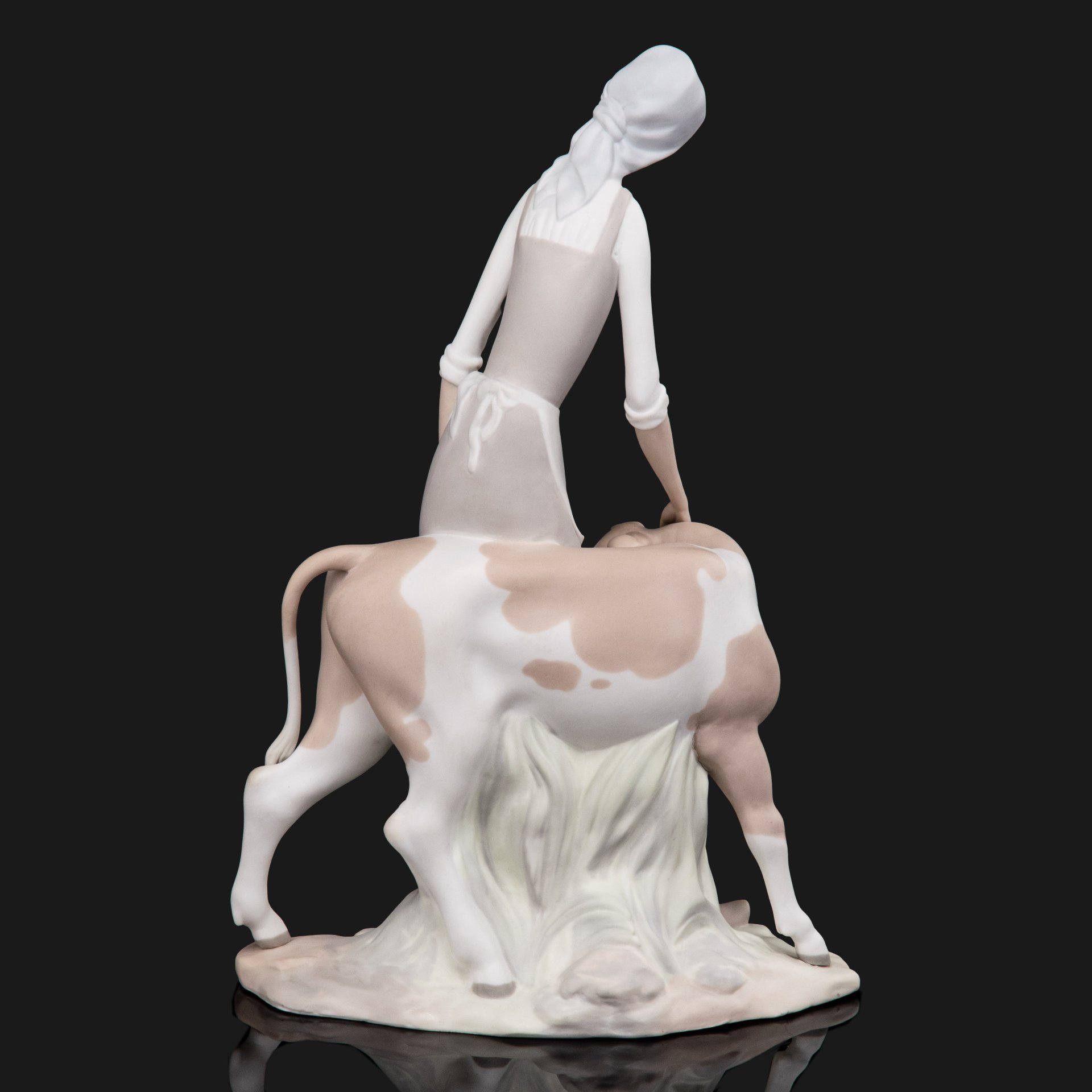 Статуэтка "Девушка кормит теленка", фарфор, бисквит, NAO Porcelain, Испания, 1980-2010 гг., NAO Porcelain