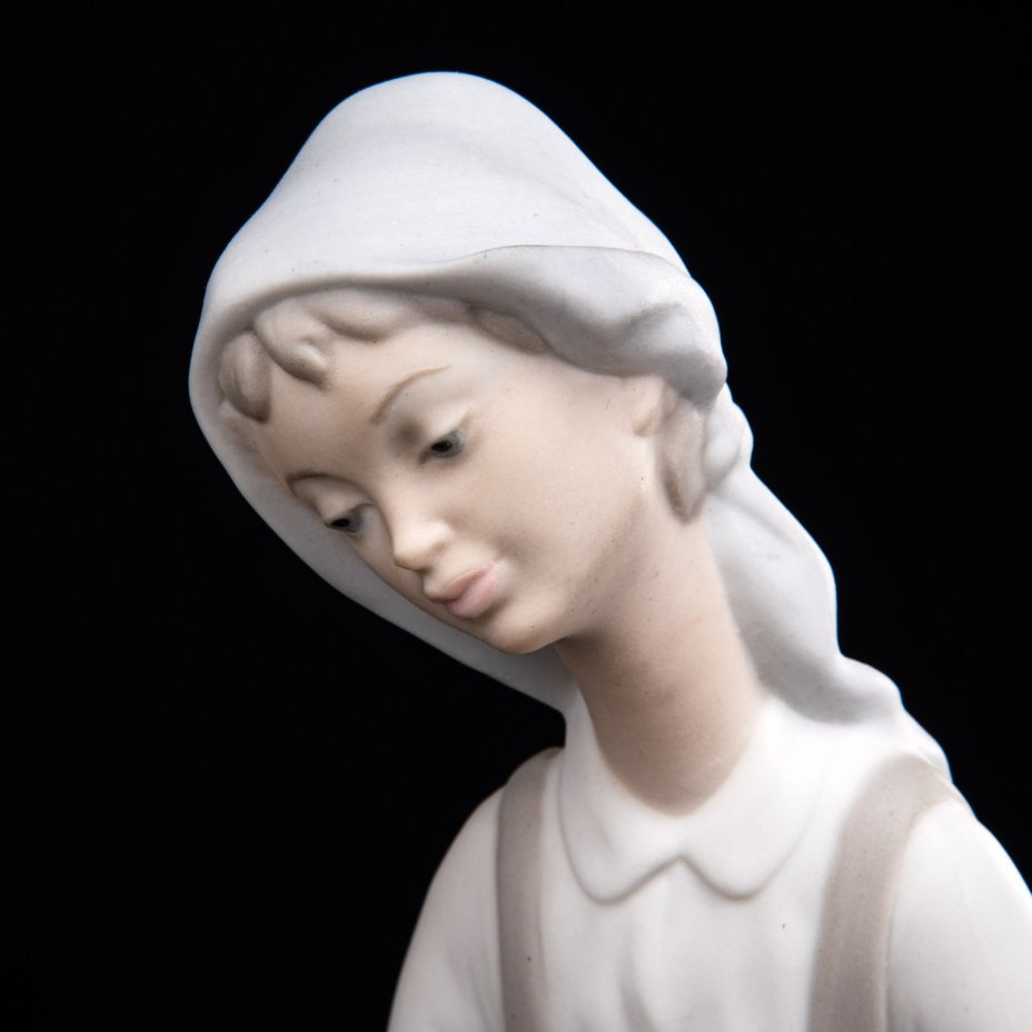 Статуэтка "Девушка кормит теленка", фарфор, бисквит, NAO Porcelain, Испания, 1980-2010 гг., NAO Porcelain
