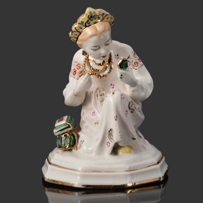 Статуэтка "Малахитовая шкатулка" ("Танюшка и тятино подаренье"), скульптор О.М. Богданова, фарфор, роспись, золочение, Ленинградский завод фарфоровых изделий (ЛЗФИ), СССР, 1956-1967 гг.