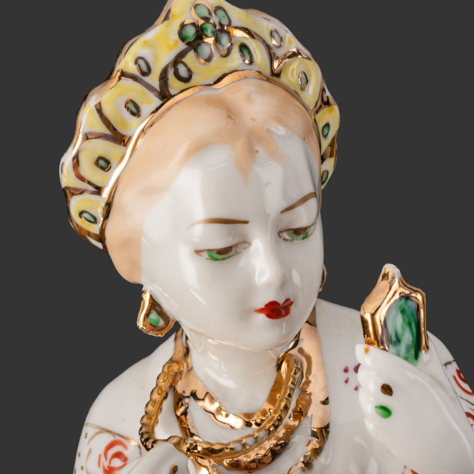 Статуэтка "Малахитовая шкатулка" ("Танюшка и тятино подаренье"), скульптор О.М. Богданова, фарфор, роспись, золочение, Ленинградский завод фарфоровых изделий (ЛЗФИ), СССР, 1956-1967 гг.