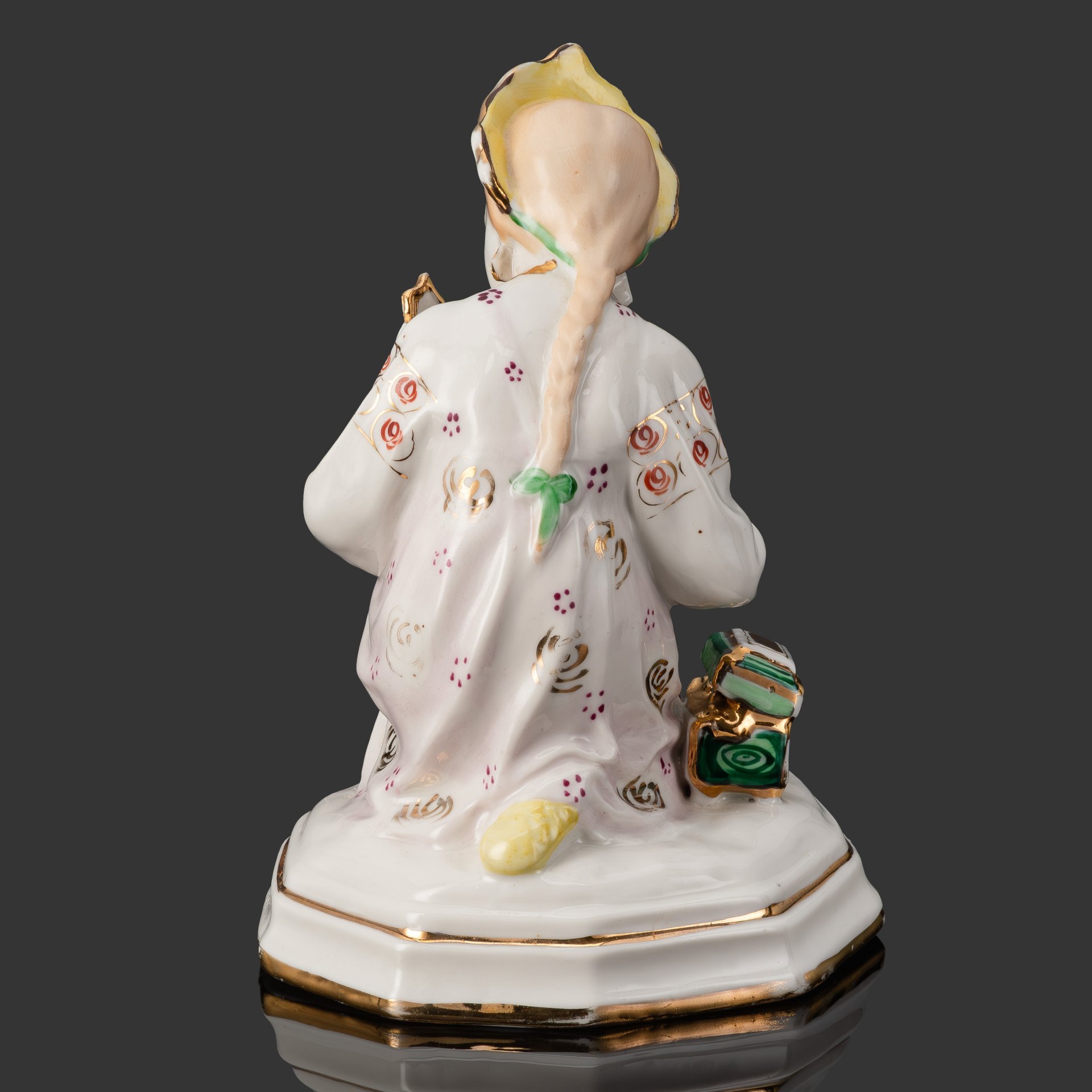 Статуэтка "Малахитовая шкатулка" ("Танюшка и тятино подаренье"), скульптор О.М. Богданова, фарфор, роспись, золочение, Ленинградский завод фарфоровых изделий (ЛЗФИ), СССР, 1956-1967 гг.