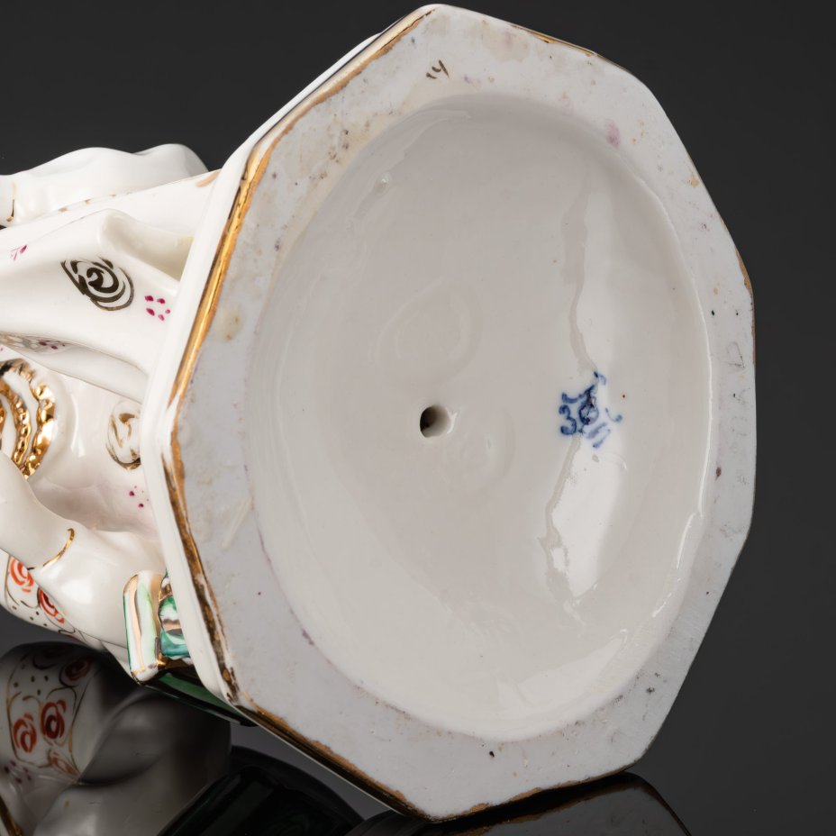 Статуэтка "Малахитовая шкатулка" ("Танюшка и тятино подаренье"), скульптор О.М. Богданова, фарфор, роспись, золочение, Ленинградский завод фарфоровых изделий (ЛЗФИ), СССР, 1956-1967 гг.